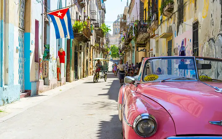 Η Κούβα είναι γνωστή για την πλούσια πολιτιστική της κληρονομιά, τις ζωηρές παραλίες της, τα χρωματιστά κτίρια και τα αυθεντικά αυτοκίνητα της δεκαετίας του 1950.