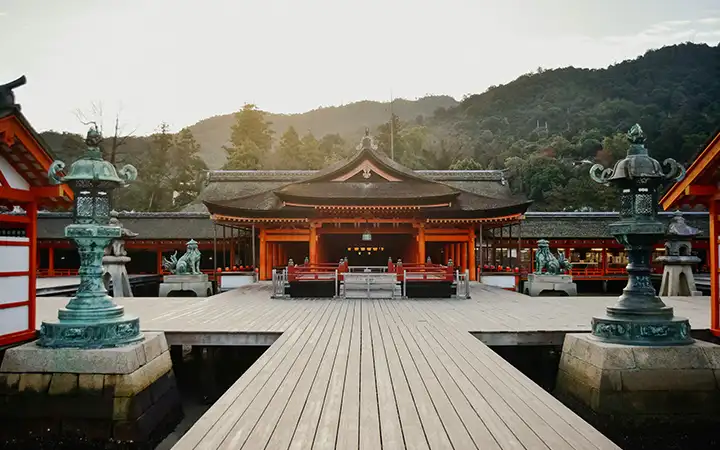Η Χιροσίμα, πόλη που σημαδεύτηκε από την ιστορία, προσφέρει στους ταξιδιώτες μια μοναδική εμπειρία γεμάτη συγκίνηση, μνήμη και ελπίδα.