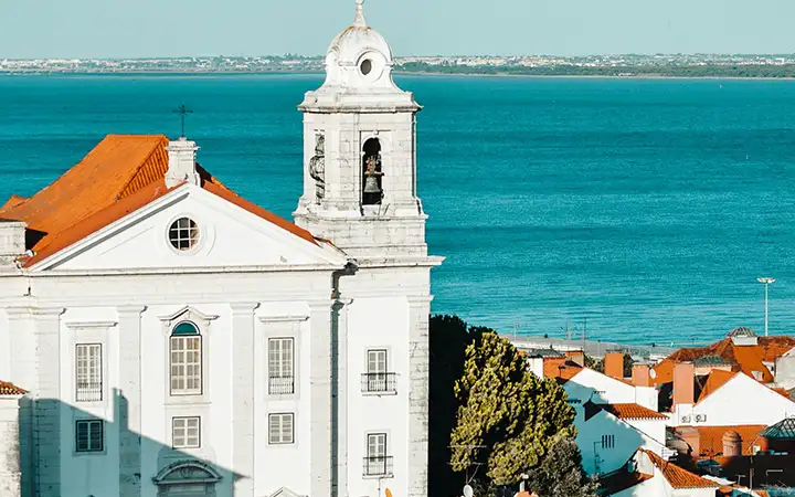 Η μετάβαση στη μαγευτική Πορτογαλία προσθέτει μια πινελιά φυσικής ομορφιάς στο ταξίδι σας, με τις πανέμορφες παραλίες, τα εντυπωσιακά τοπία και την ατμόσφαιρα χαλάρωσης.