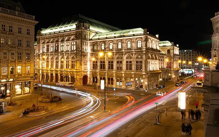 Απολαύστε μια εκδρομή στη Βιέννη, την πολιτιστική καρδιά της χώρας, και εξερευνήστε τα ιστορικά παλάτια και τα μουσεία παγκόσμιας φήμης.